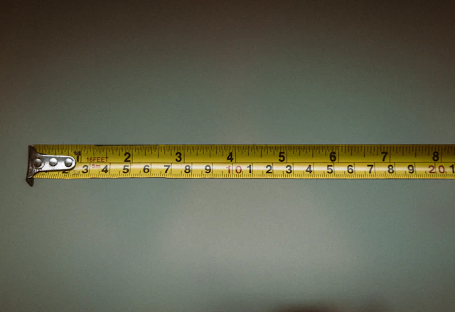 Person holding a tape measure in their hand